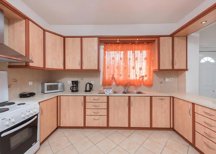 Domus Lukas Marathiás